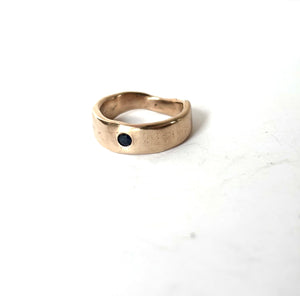Band ring with sapphire