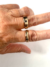 Band ring with sapphire