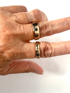 Band ring with sapphire