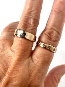 Band ring with sapphire